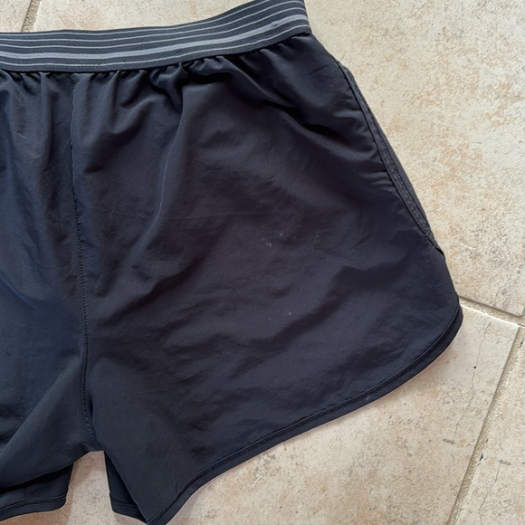 Under Armour Loose Running shorts - Picture 4 of 4